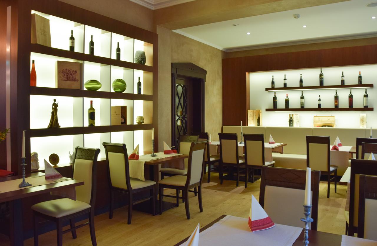 Amts-apotheke 4*